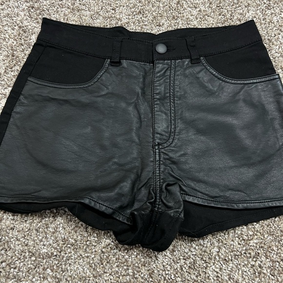 H&M Divided Shorts - Picture 2 of 3